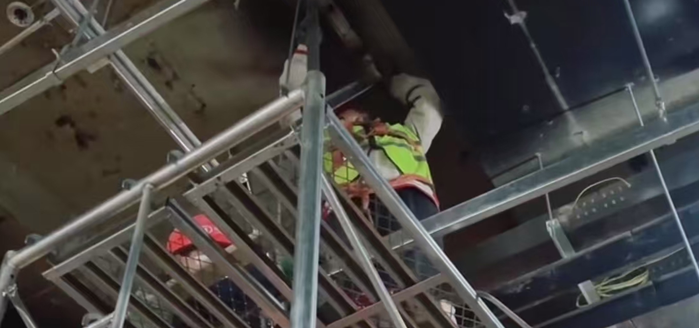 2025-26-001极石汽车-北京中关村大融城展厅装修项目  2025-04-04开工